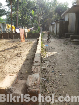 মনিহার সিনেমা হলের কাছে বিডিআর ক্যাম্পের সামনে জায়গা